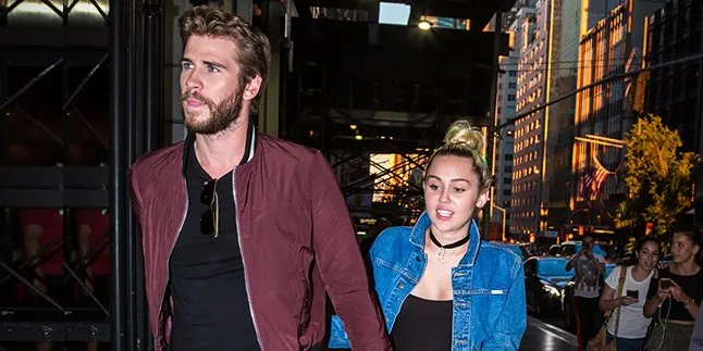 Tinggal Seatap, Miley Cyrus & Liam Hemsworth Beli Rumah Baru? Tinggal Seatap, Miley Cyrus & Liam Hemsworth Beli Rumah Baru?