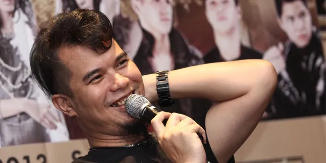 Tinggalkan Kejaksaan, Ahmad Dhani Pamerkan Ular Belangnya