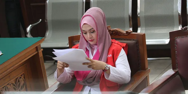 Tinggalkan Tas Mahal dan Bermerk, Edies Adelia Bawa Tas Mote Tinggalkan Tas Mahal dan Bermerk, Edies Adelia Bawa Tas Mote