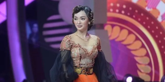 Tingkah Kocak Zaskia Gotik, Bergaya Ala Maling dan Nyeker di Pusat Perbelanjaan