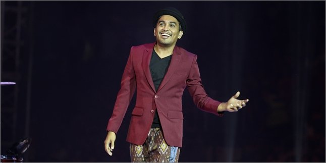 Tio Pakusadewo & Julie Estelle Ikut Nyanyi di Konser Glenn Fredly