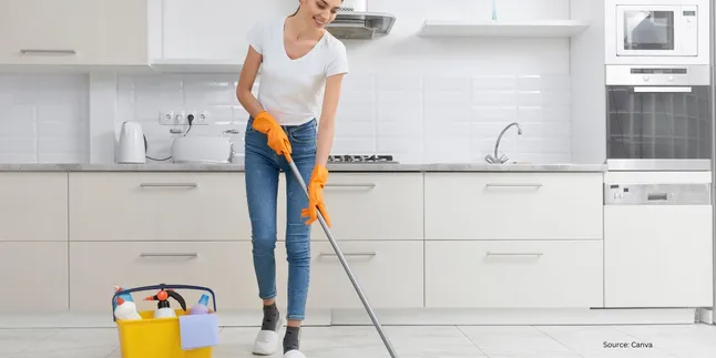 Tips Membersihkan Lantai Dapur Berminyak hingga Kesat dalam Sekejap