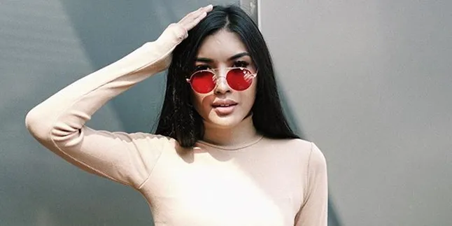 Tiru Gaya Kim Kardashian, Millendaru Pose Hot Pakai Bikini Penuh Bunga