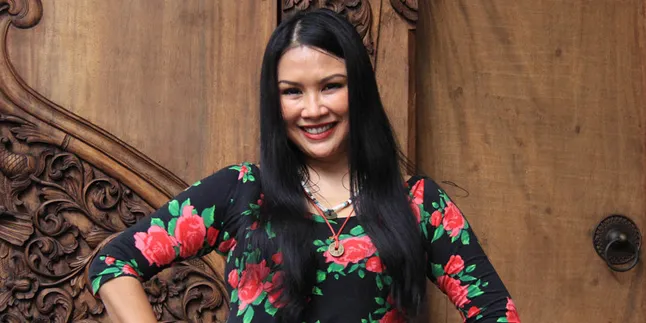 Titi DJ Kagumi Gaun Rancangan Hengki Kawilarang Titi DJ Kagumi Gaun Rancangan Hengki Kawilarang