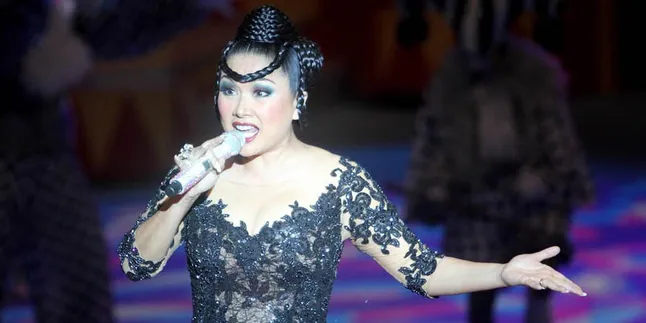 Titi DJ Nyanyi Sambil Yoga di Acara Fantasirkus