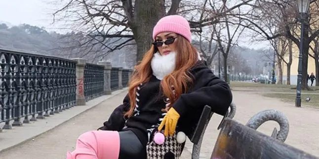 Titi DJ Tetap Berkarya dan Tampil Nyentrik di Usia Setengah Abad Lebih