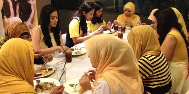 Titi Kamal Dinner Dengan Pemenang Kuatnya Kelembutan Sunsilk Titi Kamal Dinner Dengan Pemenang Kuatnya Kelembutan Sunsilk