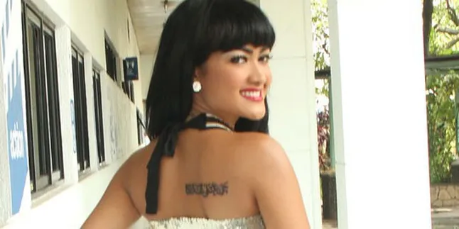 Tokoh Islam Kecam Tato di Punggung Julia Perez