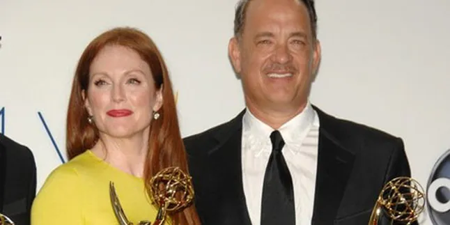 Tom Hanks Temukan Cara Unik Memajang Piala Emmy