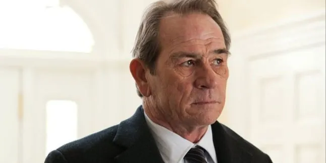 Tommy Lee Jones Didapuk Sutradarai Remake Film Klasik
