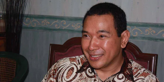 Tommy Soeharto Raih Gelar Sarjana Hukum
