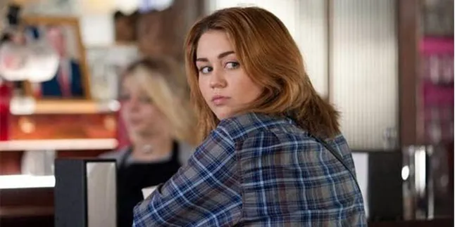 Tonton Aksi Agen Cantik Miley Cyrus Dalam 'SO UNDERCOVER'