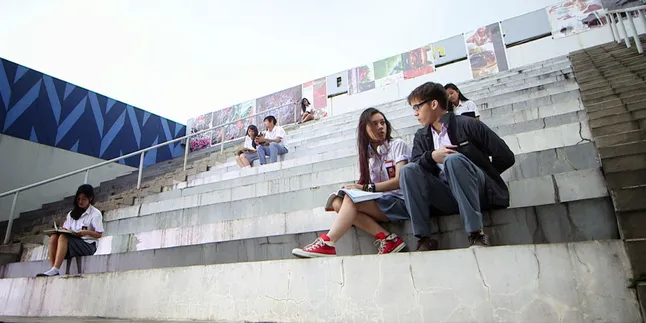 Tonton Filmnya, Penulis Novel '3600 DETIK' Menangis