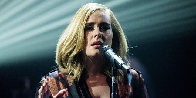 Tonton Konser Tapi Sibuk Main Gadget, Fans Ini Kena Kritik Adele!