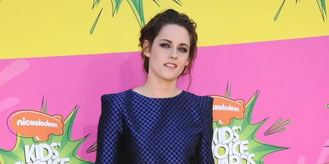 Topless, Kristen Stewart Tampil Hot di Iklan Balenciaga