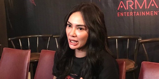 Total Dedication to Work, Masayu Anastasia Dares to Interact with Snakes for the Horror Film 'PAKU TANAH JAWA'