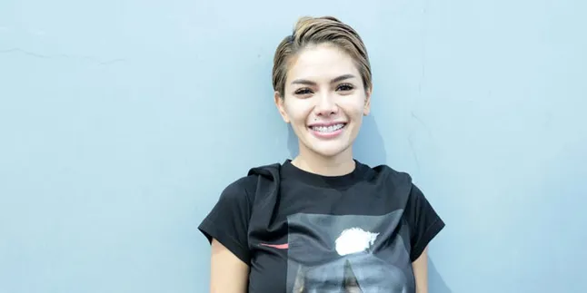 Tradisi Lebaran, Nikita Mirzani Sudah Biasa Bagi-Bagi Uang ke Tetangga