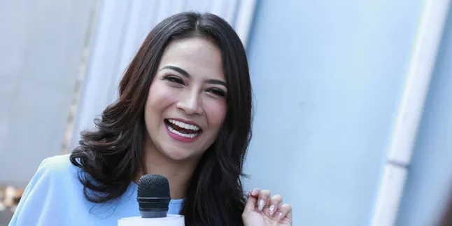 Tradisi Unik Bagi-Bagi THR Ala Keluarga Vanessa Angel
