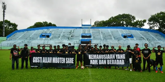 Tragedi Kanjuruhan Menelan 134 Korban Jiwa, Jurnalis di Malang Gelar Aksi Tutup Mata dan Cuci Tangan