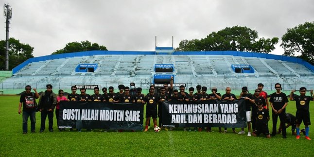 Tragedi Kanjuruhan Menelan 134 Korban Jiwa, Jurnalis di Malang Gelar Aksi Tutup Mata dan Cuci Tangan