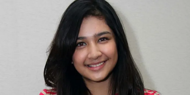 Trailer Romantis Film Mikha Tambayong 'FALLIN' IN LOVE'