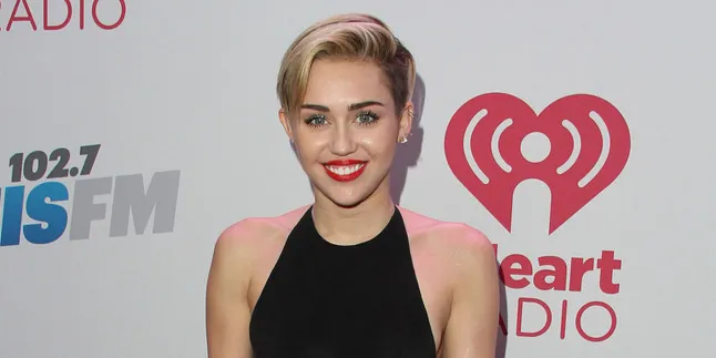 Transformasi Natal Ala Keluarga Miley Cyrus, Keren Mana? Transformasi Natal Ala Keluarga Miley Cyrus, Keren Mana?