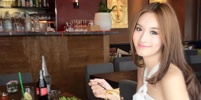 Transformasi Nong Poy, Pria Thailand Yang Jadi Entertainer Cantik