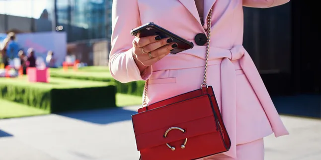 Tren Mini Crossbody Bag Lagi Booming di Korea, Temukan Diskon Spesial di iStyle.id