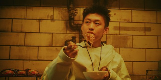 Trending on Youtube, Rich Brian Cooks Indomie in His Latest Music Video!