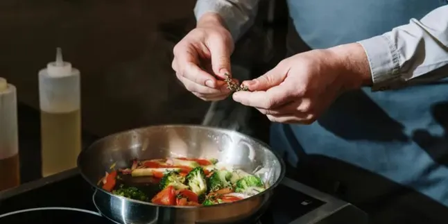 Trik Jitu Kurangi Kalori Minyak Saat Memasak Trik Jitu Kurangi Kalori Minyak Saat Memasak