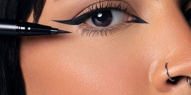 Trik Simpel untuk Menciptakan Eyeliner Rapi dan Tipis Seperti di TikTok