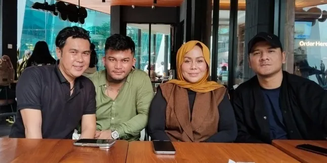 Trio Lebay Siap Guncang Panggung Besar Bareng Charly Van Houten, Mboke Van der Weerd Jadi Pencetus Trio Lebay Siap Guncang Panggung Besar Bareng Charly Van Houten, Mboke Van der Weerd Jadi Pencetus