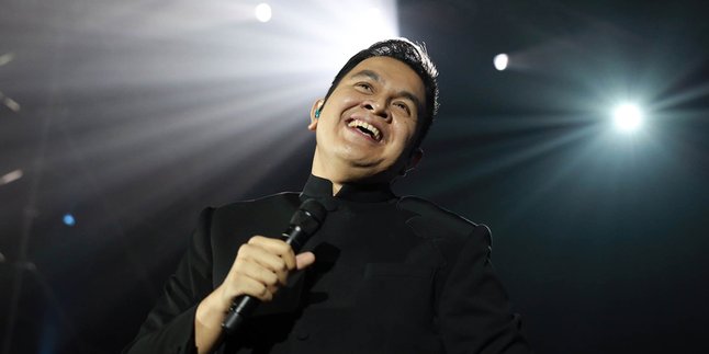 Tulus Borong 5 Piala Sekaligus di AMI Awards 2017