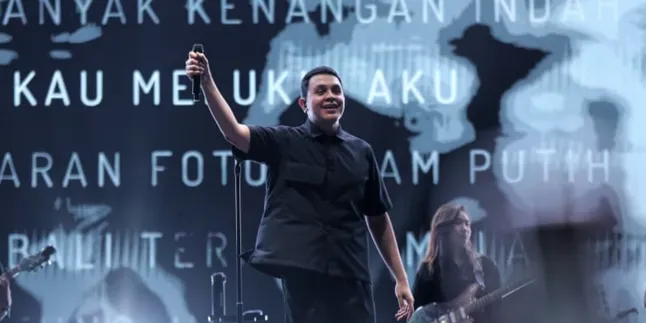 Tulus Hypnotizes Thousands of Fans at KLBB 2026 with a Series of His Popular Songs