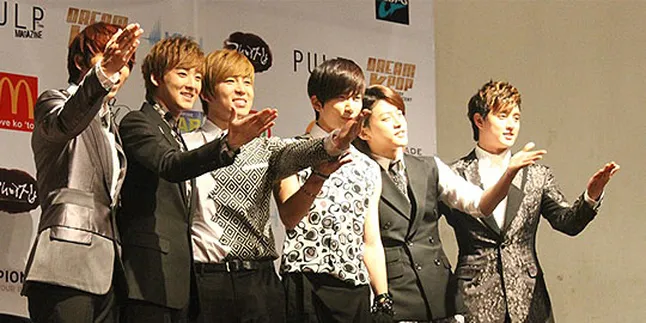 Tunda Showcase, Member U-KISS Kunjungi Korban Banjir Jakarta