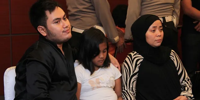 Tunggangi Mobil Mewah, Musdalifah Hadir di Sidang Cerai Perdana