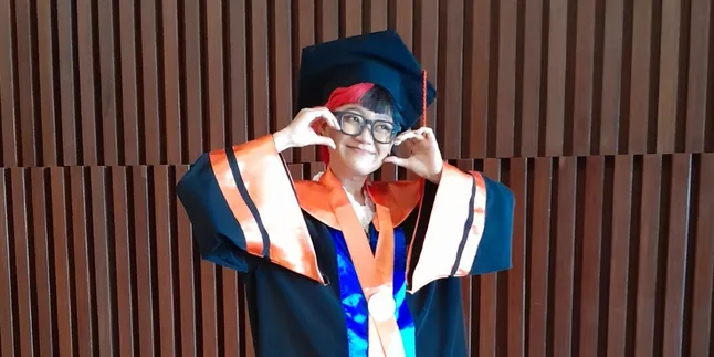 Tuntaskan Kuliah dan Menjadi Sarjana, Aci Resti: Semoga Ini Mengangkat Derajat Orang Tuaku