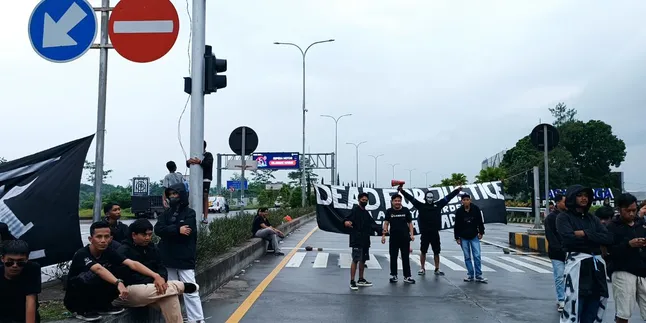 Tuntut Serius Tangani Tragedi Kanjuruhan, Aremania Tutup Akses Pintu Tol Singosari