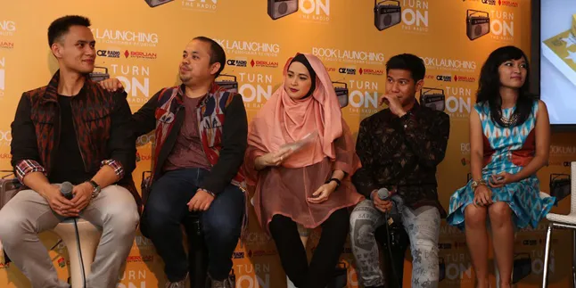 'TURN ON THE RADIO', Kisah Sukses Para Penyiar Radio Top Ibukota 'TURN ON THE RADIO', Kisah Sukses Para Penyiar Radio Top Ibukota