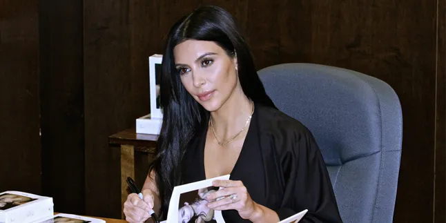 Turun 13 Kilo Pasca Melahirkan, Kim Kardashian Umbar Area Intim