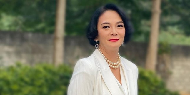 Joining in Celebrating Indonesia's 76th Independence Day, Dian Nitami, Star of the Soap Opera 'DAILY BOOK OF A WIFE', and Her Family are United in Red and White