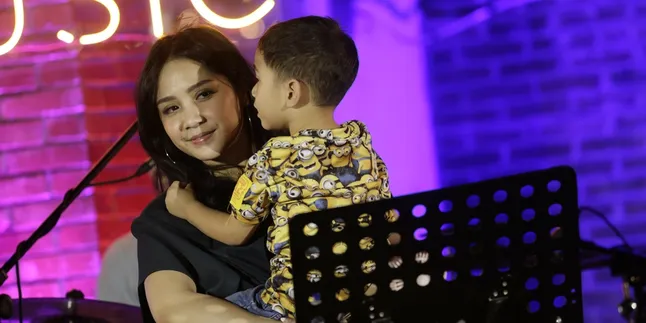 Tutup 2018, Begini Tampilan Nagita Slavina Saat Foto Bareng Rafathar Tutup 2018, Begini Tampilan Nagita Slavina Saat Foto Bareng Rafathar