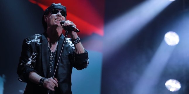 Tutup JogjaROCKarta #4 Vokalis Scorpions Kalungkan Bendera Merah Putih dan Ucapkan Bahasa Indonesia