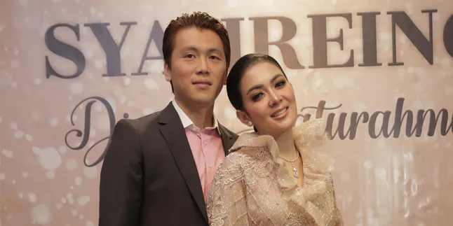 Tutup Kepala Dengan Serbet Saat Makan Steak, Syahrini: Takut Bau Asap