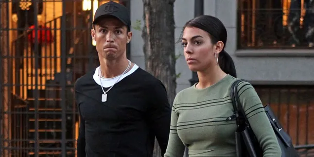 Tutupi Perut Buncitnya, Georgina Rodriguez Gandeng Mesra Ronaldo Tutupi Perut Buncitnya, Georgina Rodriguez Gandeng Mesra Ronaldo