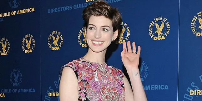 Tutupi Wajah, Apa Yang Disembunyikan Anne Hathaway?