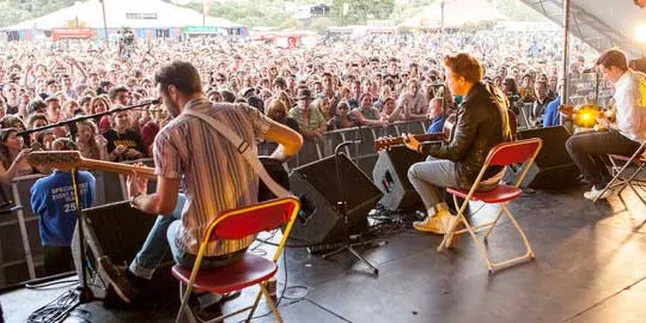 Two Door Cinema Club Beri Kejutan di Reading Fest