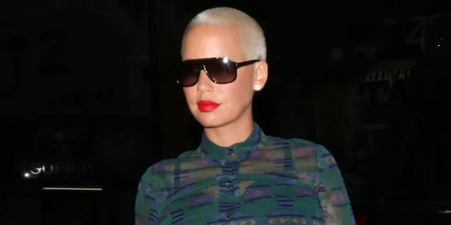 Ucapkan Selamat Malam, Amber Rose Selfie Tanpa Pakaian Dalam