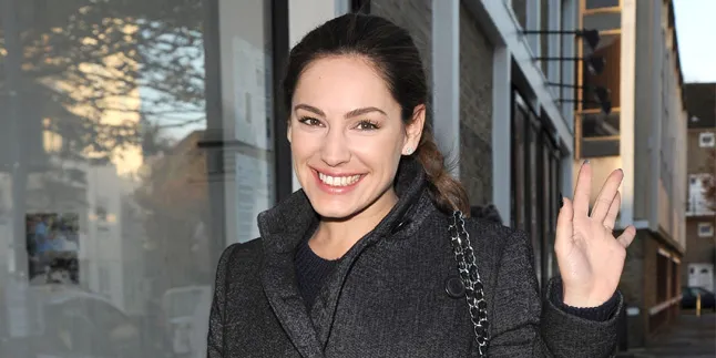 Ucapkan Selamat Natal, Kelly Brook Sebar Foto Bugil