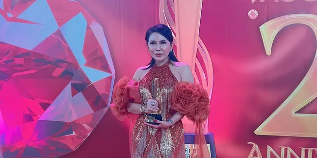 Uci Flowdea Raih Penghargaan Sebagai Favorite Beauty and Fashion Enthusiast